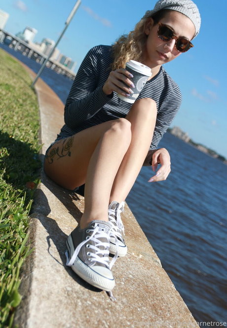 realgarnetrose naked star pictures