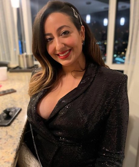 Nicole Enayati hot star pics