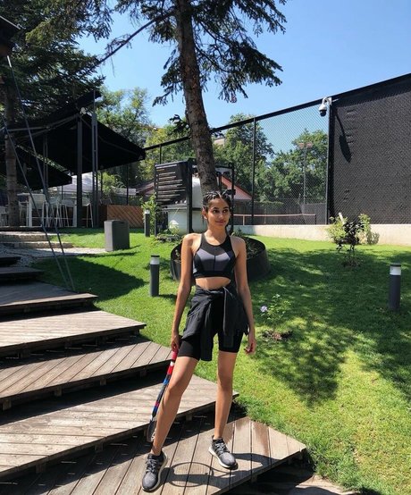 Banita Sandhu perfect star pics