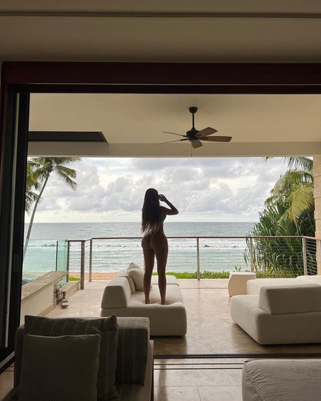 Alexa Dellanos beautiful model picture