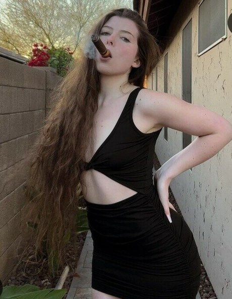 Elizabeth Finis star beautiful pictures