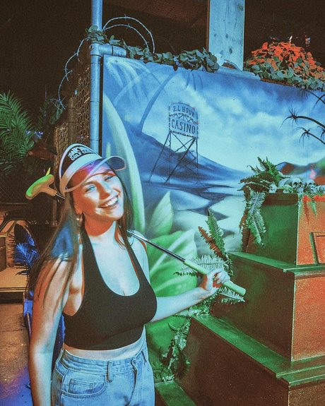 Sophie Slape art model pic