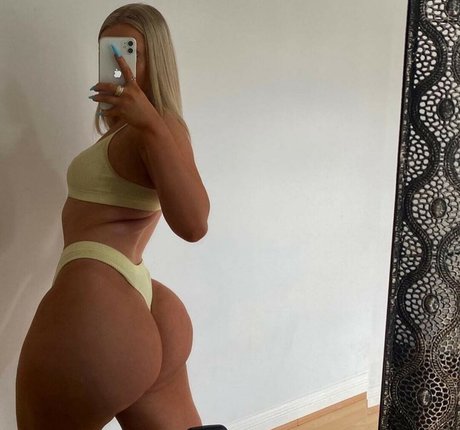 Lucycombe pretty model galleries