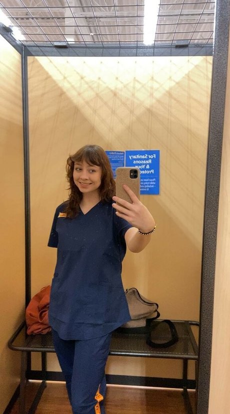 Gulliblecream288 naked model img