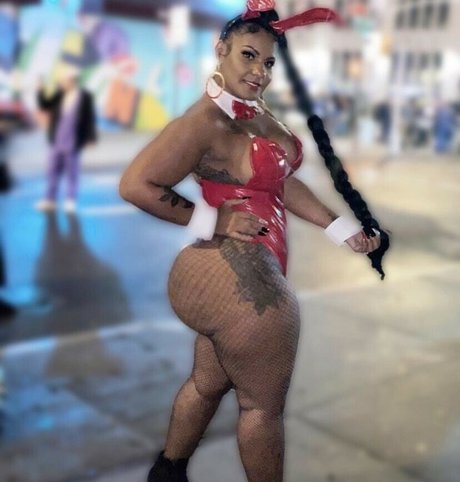 esmy v naked star pic