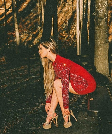 Raven Walton model nude img