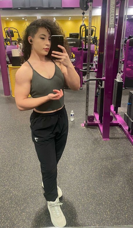 Curly Exotic model exclusive pics