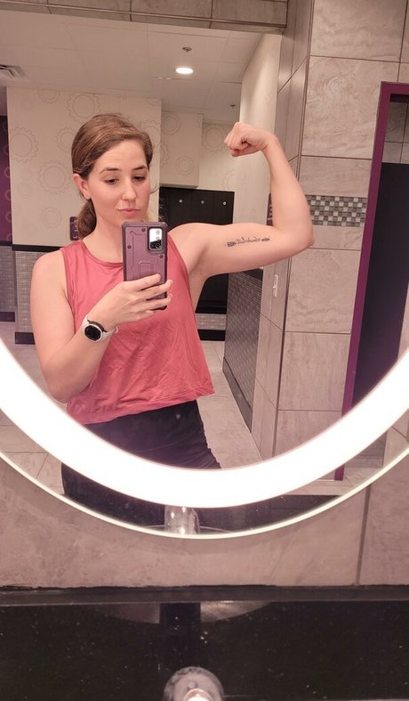 Lizzie All Day high quality star photo