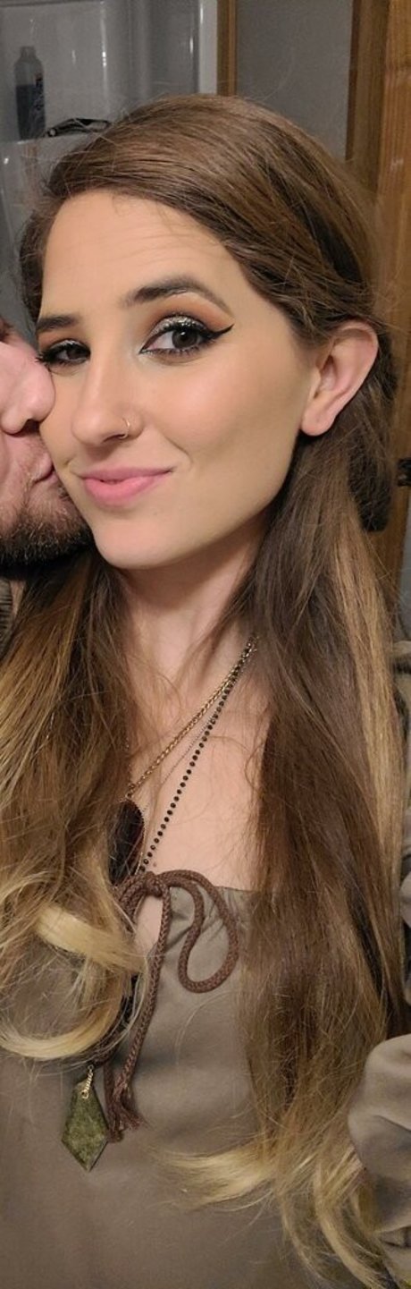 Lizzie All Day porn model image