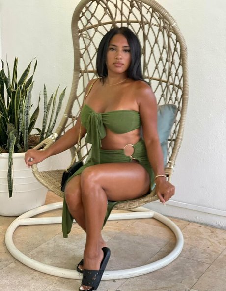 Leslie Ines beautiful model pic