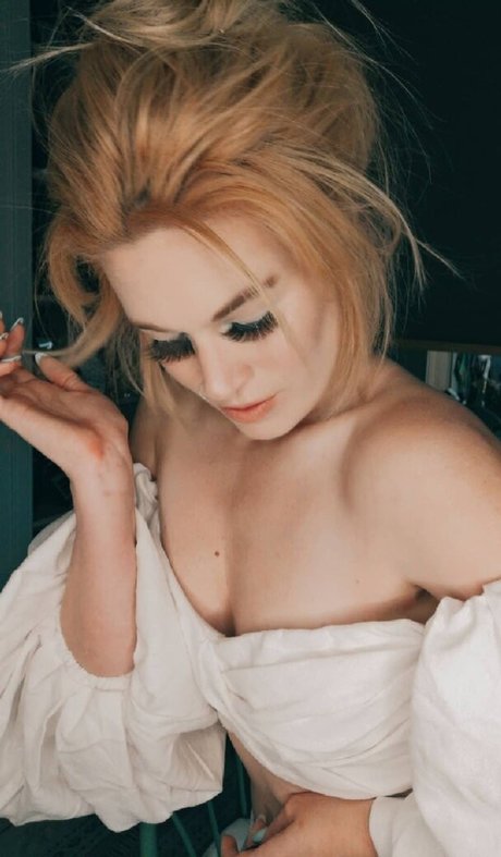 Hollie Bennett model beautiful images