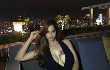 Zareen Zoya Khan model hot picture