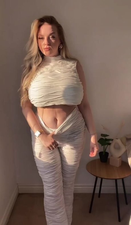 Amber R Brightman hot actress img