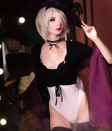 Holly White naked model picture