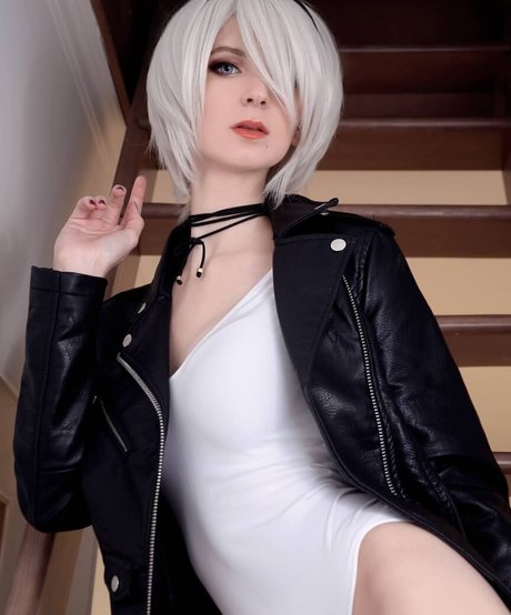 Holly White art model image