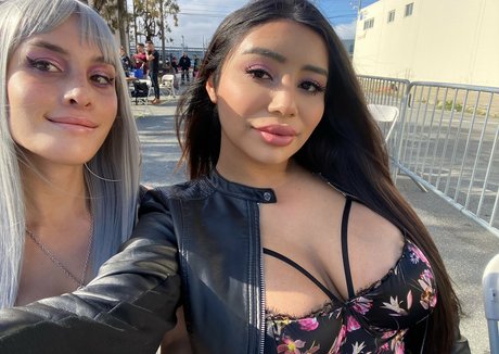 hitgirlxo erotic model galleries