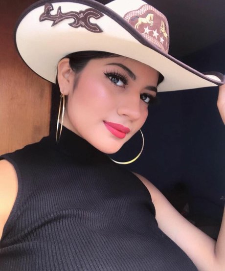 Paola Bustamante model porn pic