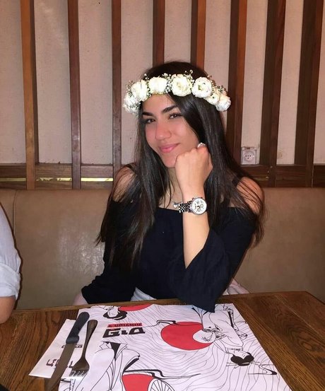 Sara Avni model top galleries