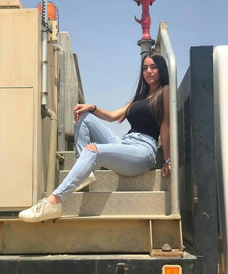 Sara Avni beautiful actress gallery