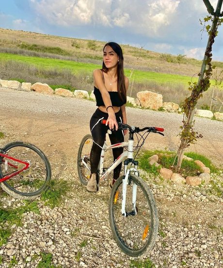 Sara Avni model erotic img