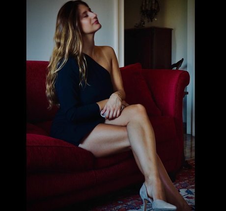 Elissa T porn model pictures