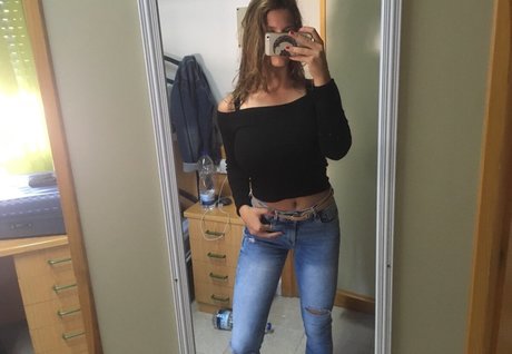 Elissa T porn model image