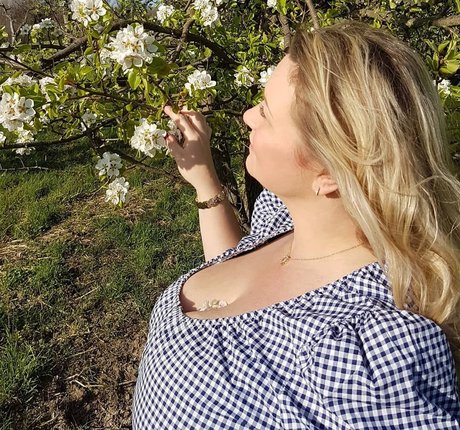 pati rose_ model free photo