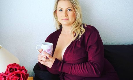 pati rose_ model top picture