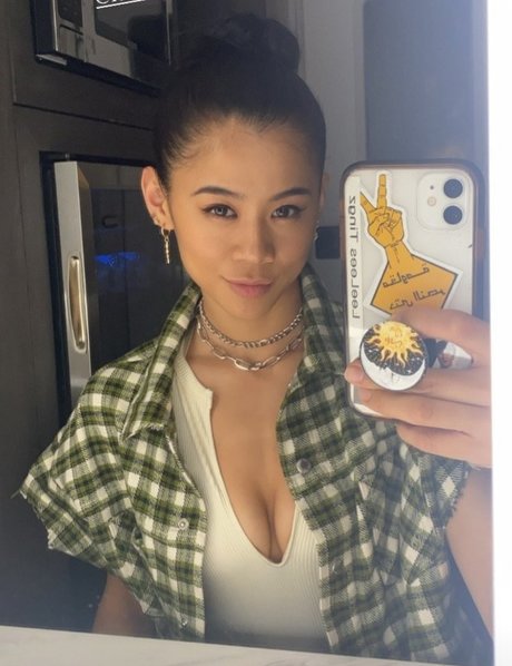 Leah Lewis hd model images