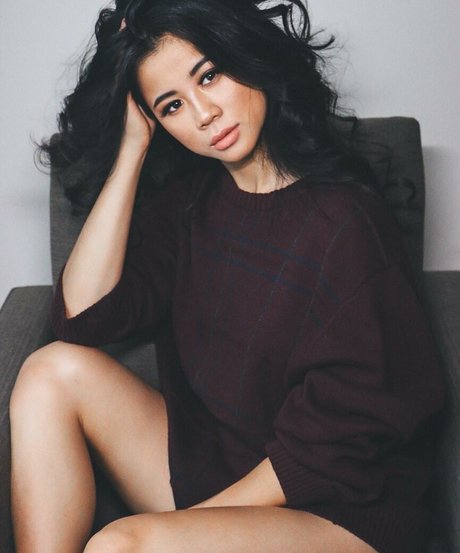 Leah Lewis star sexy pic