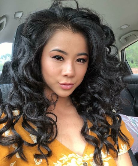 Leah Lewis sexy model photo