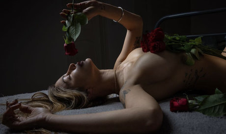 Gal Leo model naked image