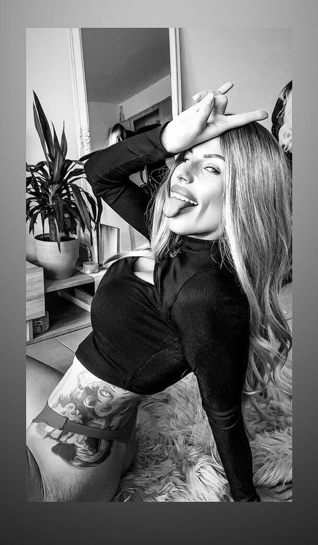 Nessyfox sexy model image