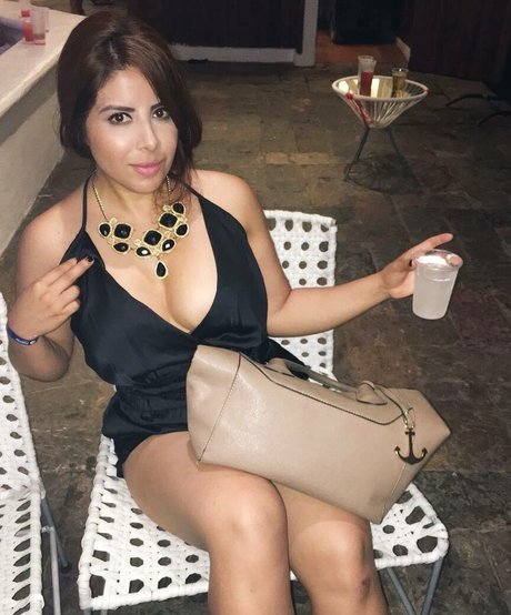 Elda De La Torre model top photo