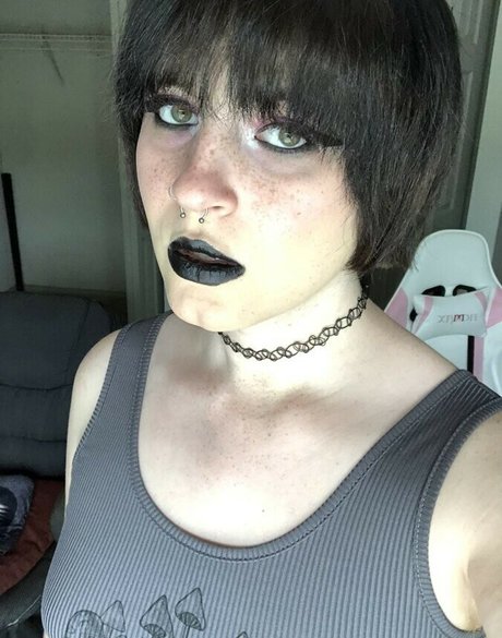 Scarlet Skeie star exclusive picture