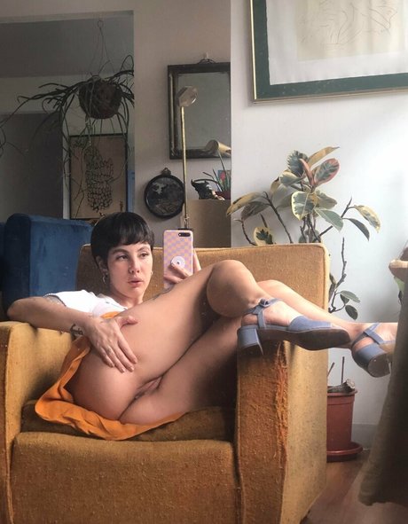 hellosofi nude model img