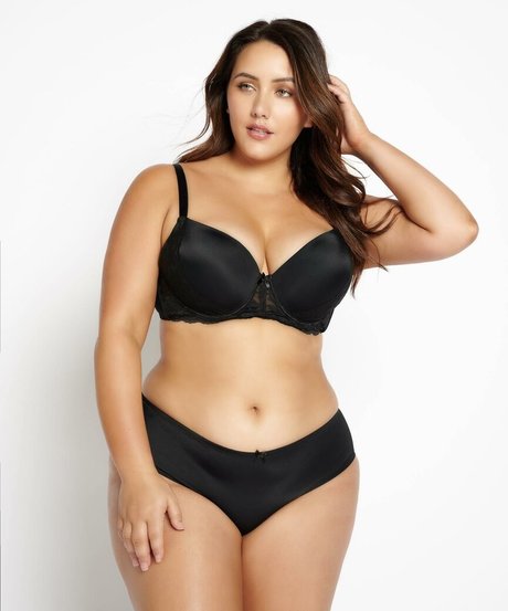 Yasmine MInovski model porn pics