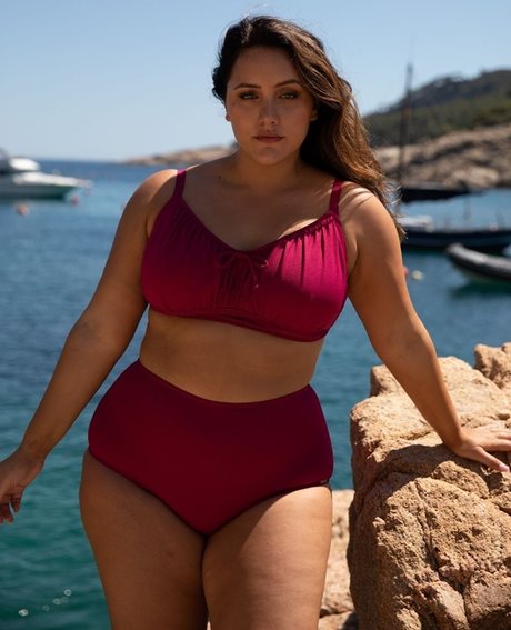 Yasmine MInovski sex actress pics