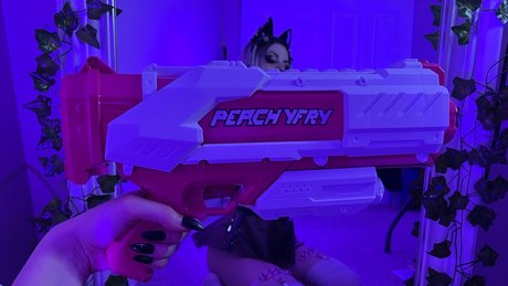 PeachyFry model nude images