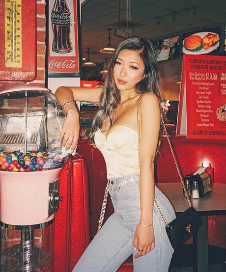 Gloriawuuu naked model gallery