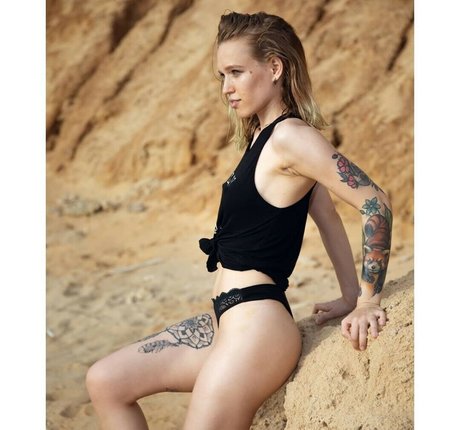 AliceTheFreak nude star gallery