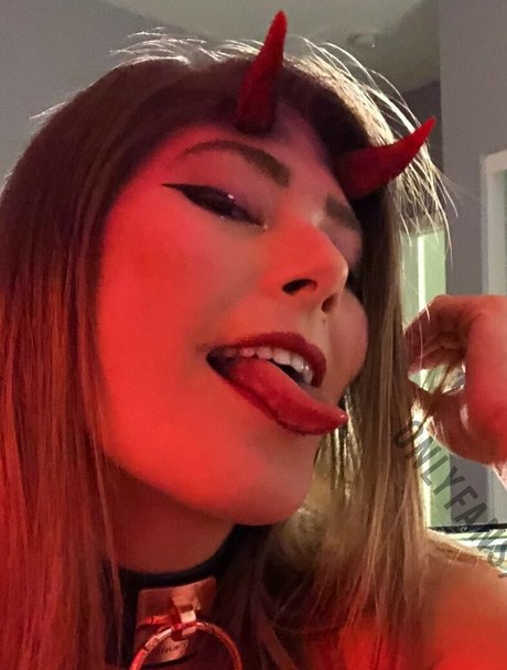 Stella Skye pretty pornstar pics