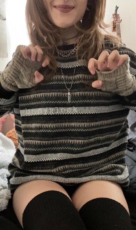 Prettyhostage star nude photos