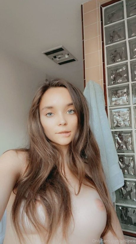 Phiasco model nudes pics