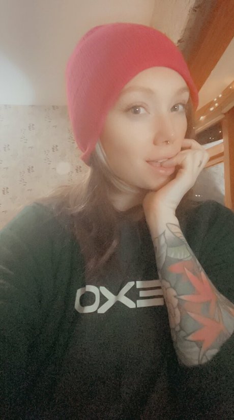 matildassecret adult model photo