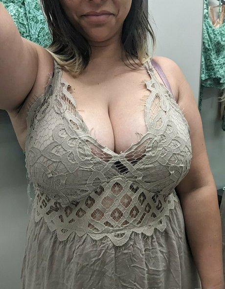 Agirlwholikestoeat beautiful pornstar pics