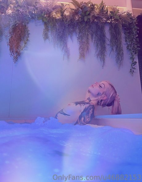 AlienxBaby adult model pic