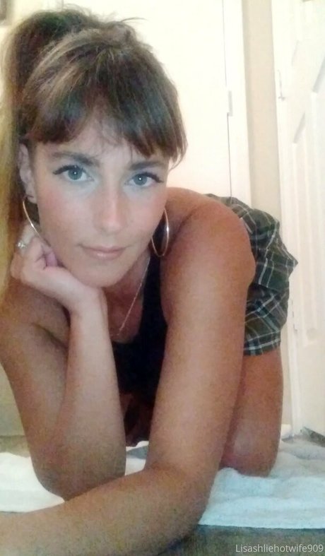 LisaAshHotWife909 erotic model pic