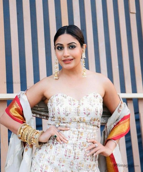 Surbhi Chandna model high quality pic