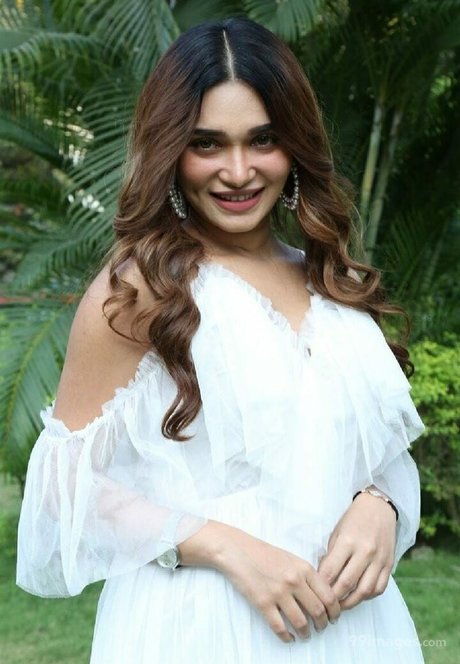 Jenifer Emmanuel star hot photo